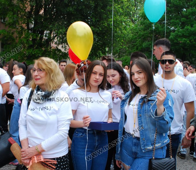 130 абитуриенти на Випуск 2023 в ПМГ-Хасково минаха по червения килим 
