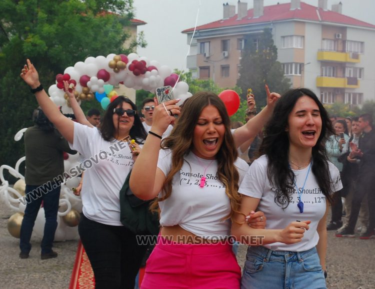 130 абитуриенти на Випуск 2023 в ПМГ-Хасково минаха по червения килим 