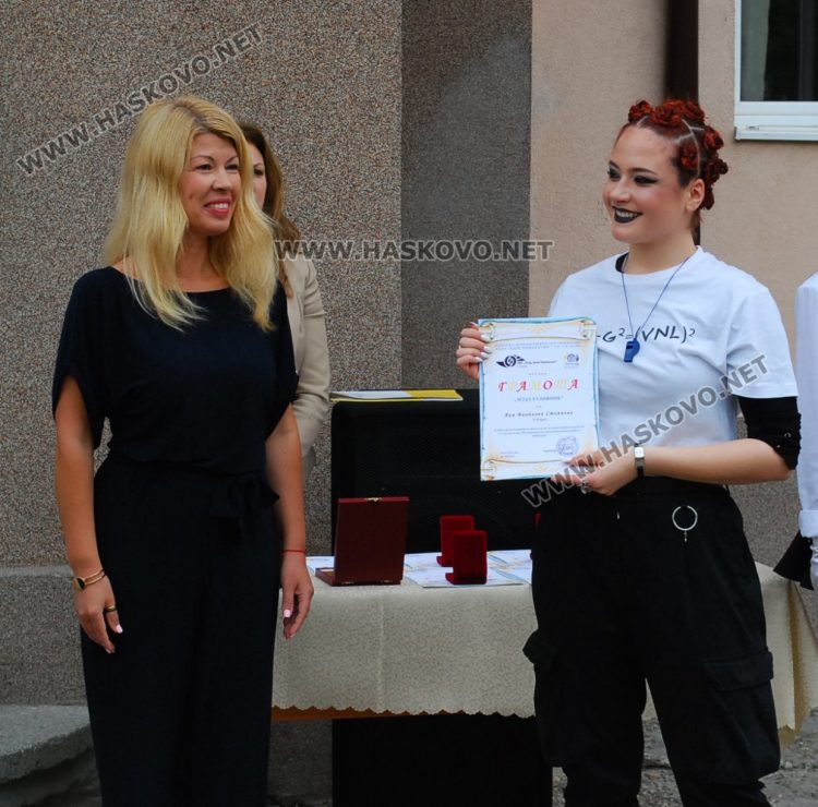 130 абитуриенти на Випуск 2023 в ПМГ-Хасково минаха по червения килим 