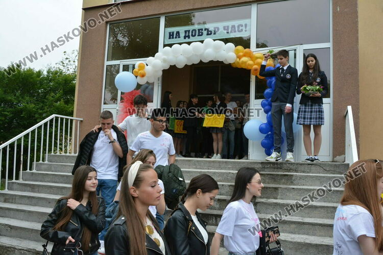 Нели Генова със Златаровска награда на Езиковата гимназия в Хасково