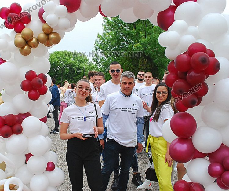 130 абитуриенти на Випуск 2023 в ПМГ-Хасково минаха по червения килим 