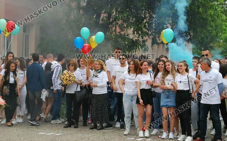130 абитуриенти на Випуск 2023 в ПМГ-Хасково минаха по червения килим 