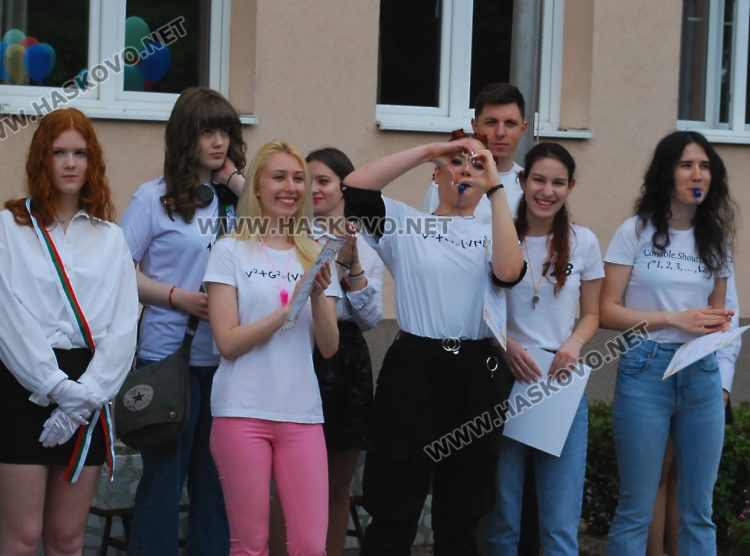 130 абитуриенти на Випуск 2023 в ПМГ-Хасково минаха по червения килим 