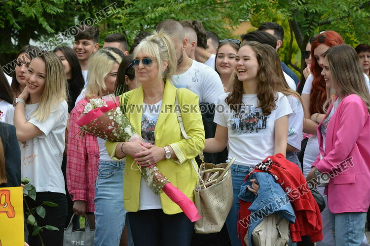 Нели Генова със Златаровска награда на Езиковата гимназия в Хасково