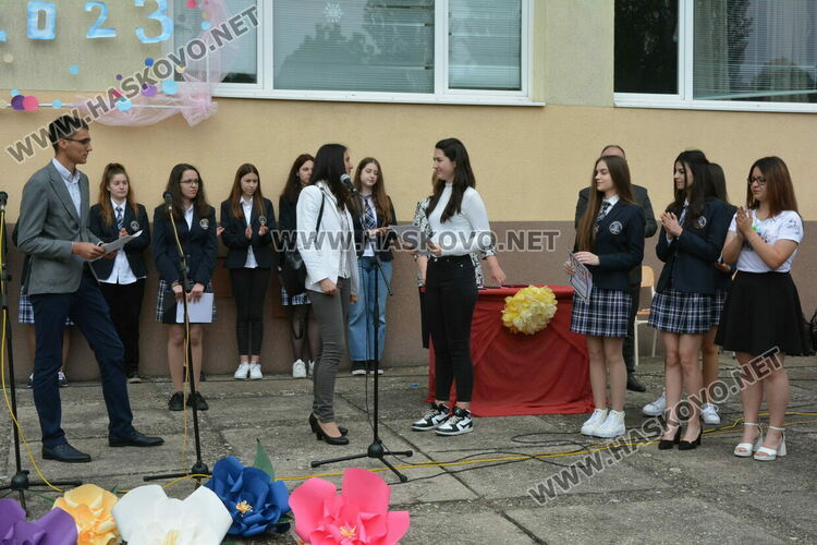 Нели Генова със Златаровска награда на Езиковата гимназия в Хасково