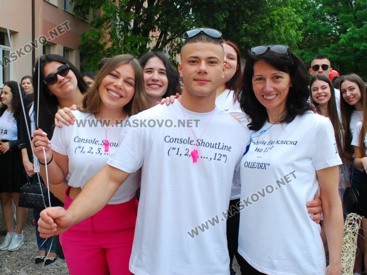 130 абитуриенти на Випуск 2023 в ПМГ-Хасково минаха по червения килим 