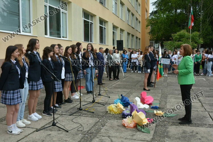 Нели Генова със Златаровска награда на Езиковата гимназия в Хасково