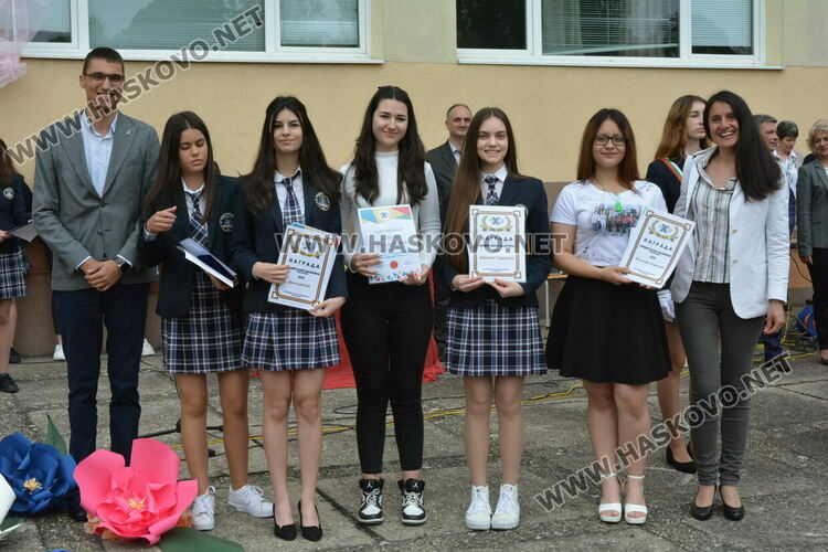 Нели Генова със Златаровска награда на Езиковата гимназия в Хасково