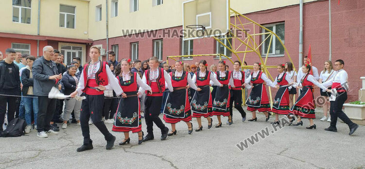 С послания за успехи ПГТ "Ал. Паскалев" изпрати своите зрелостници