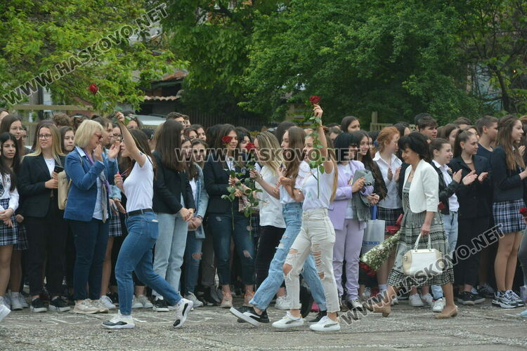 Нели Генова със Златаровска награда на Езиковата гимназия в Хасково