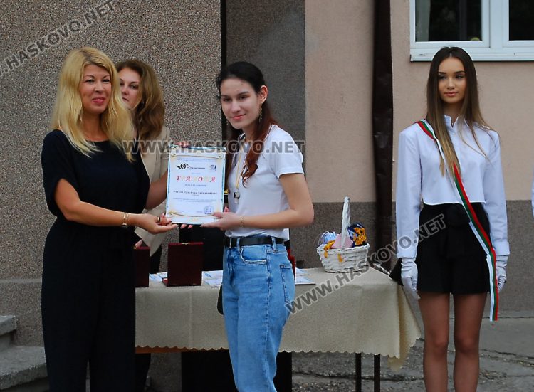 130 абитуриенти на Випуск 2023 в ПМГ-Хасково минаха по червения килим 