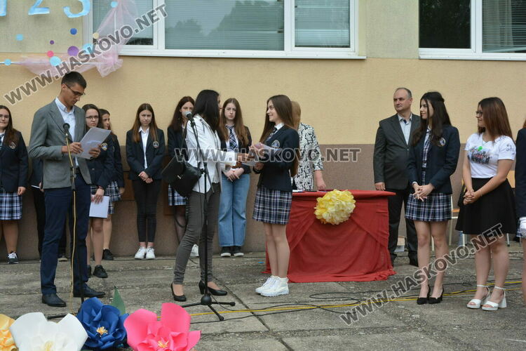 Нели Генова със Златаровска награда на Езиковата гимназия в Хасково