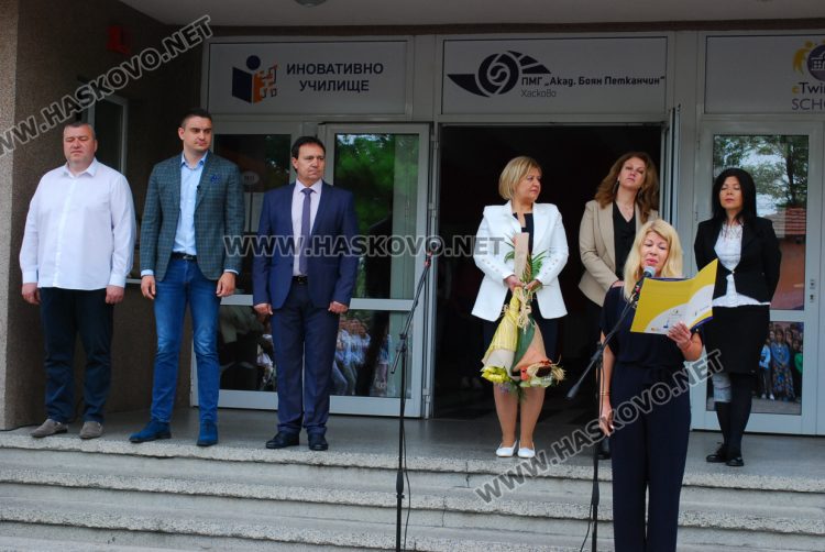 130 абитуриенти на Випуск 2023 в ПМГ-Хасково минаха по червения килим 