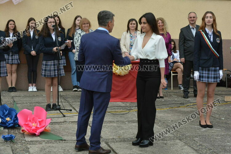 Нели Генова със Златаровска награда на Езиковата гимназия в Хасково