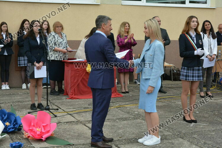 Нели Генова със Златаровска награда на Езиковата гимназия в Хасково