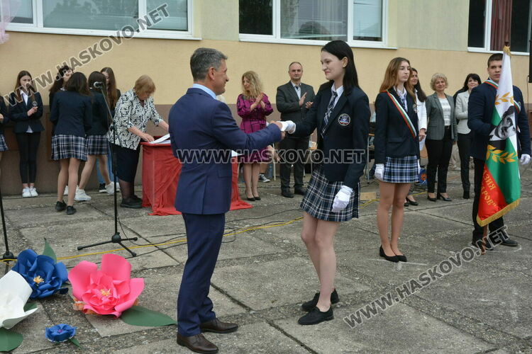 Нели Генова със Златаровска награда на Езиковата гимназия в Хасково