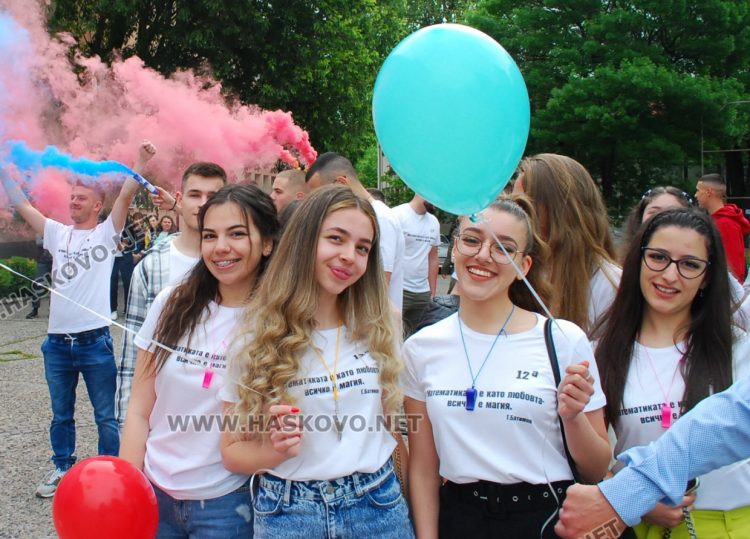 130 абитуриенти на Випуск 2023 в ПМГ-Хасково минаха по червения килим 