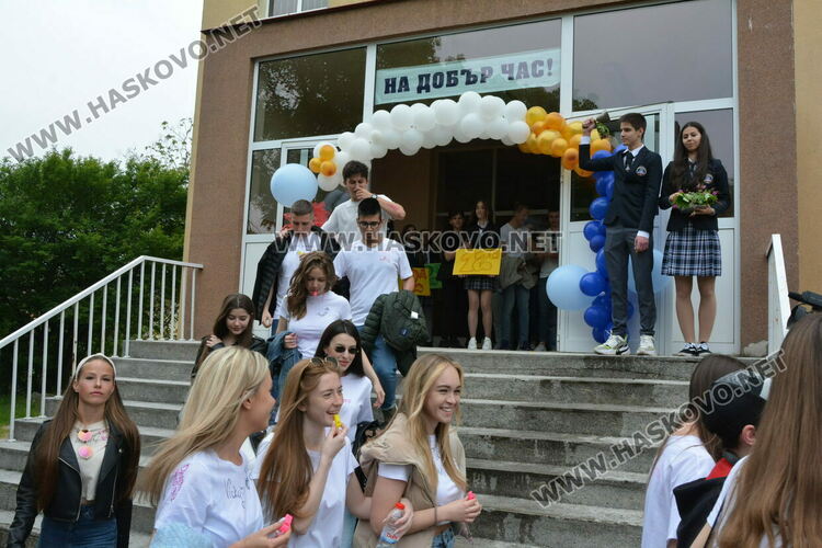 Нели Генова със Златаровска награда на Езиковата гимназия в Хасково