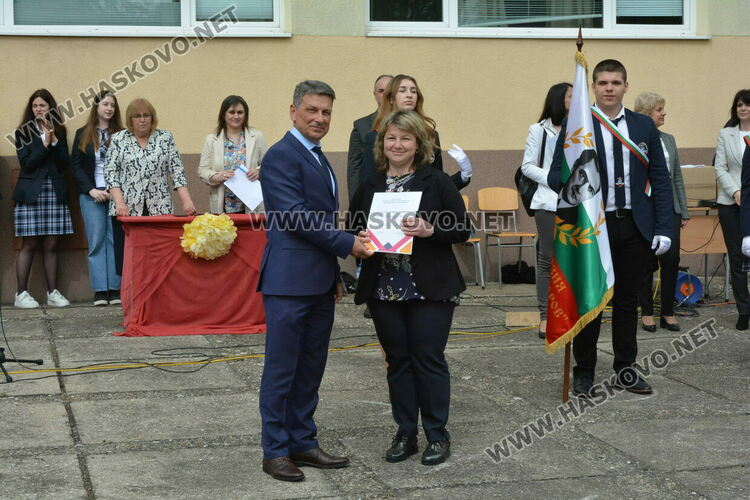 Нели Генова със Златаровска награда на Езиковата гимназия в Хасково