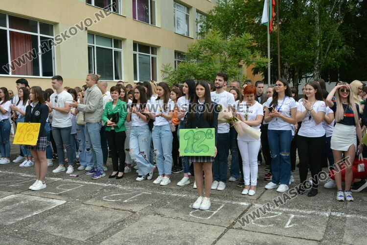 Нели Генова със Златаровска награда на Езиковата гимназия в Хасково