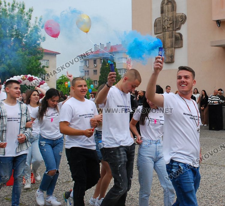 130 абитуриенти на Випуск 2023 в ПМГ-Хасково минаха по червения килим 