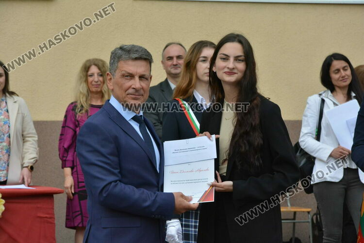 Нели Генова със Златаровска награда на Езиковата гимназия в Хасково