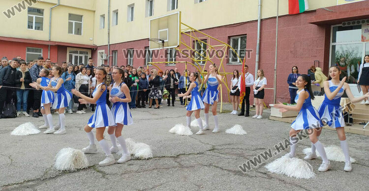 С послания за успехи ПГТ "Ал. Паскалев" изпрати своите зрелостници