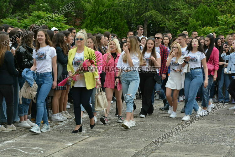 Нели Генова със Златаровска награда на Езиковата гимназия в Хасково