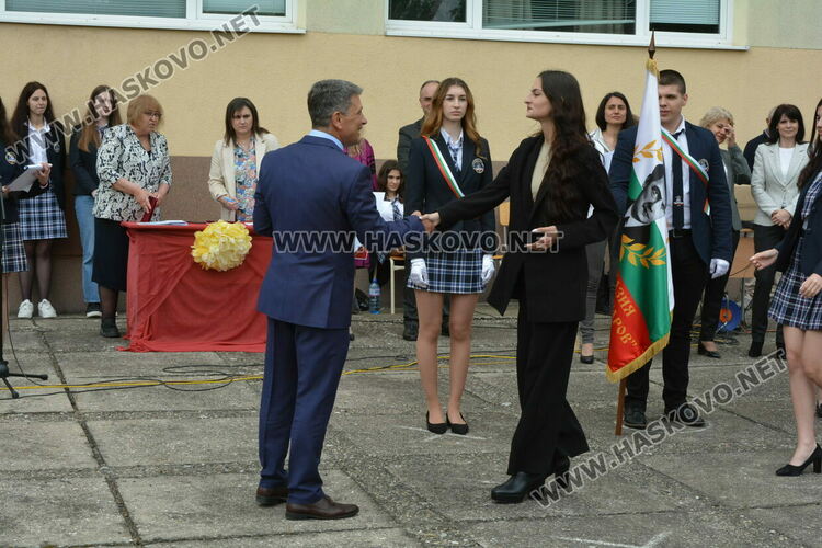 Нели Генова със Златаровска награда на Езиковата гимназия в Хасково