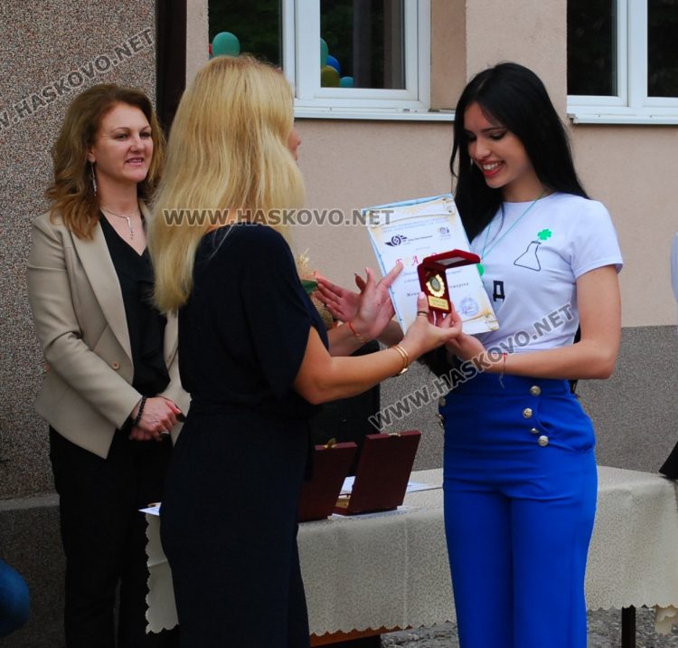 Моника Демирева /вдясно/