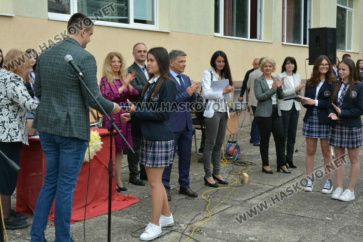 Нели Генова със Златаровска награда на Езиковата гимназия в Хасково