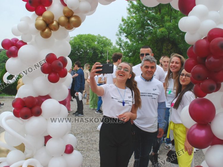 130 абитуриенти на Випуск 2023 в ПМГ-Хасково минаха по червения килим 