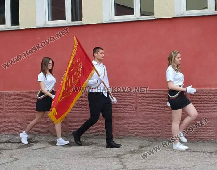 С послания за успехи ПГТ "Ал. Паскалев" изпрати своите зрелостници