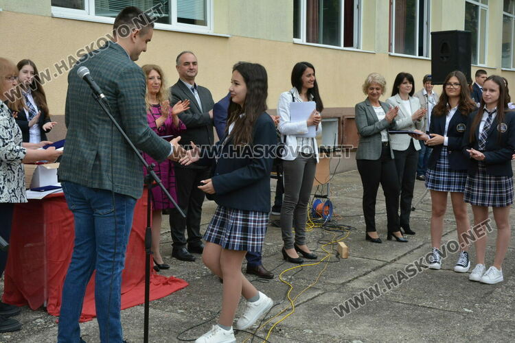 Нели Генова със Златаровска награда на Езиковата гимназия в Хасково