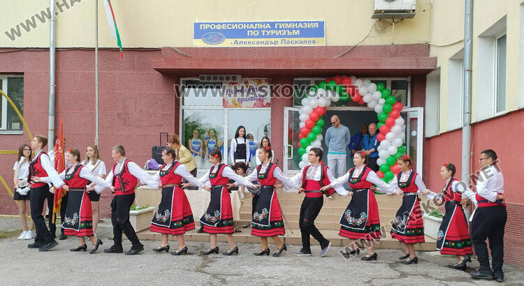 С послания за успехи ПГТ "Ал. Паскалев" изпрати своите зрелостници