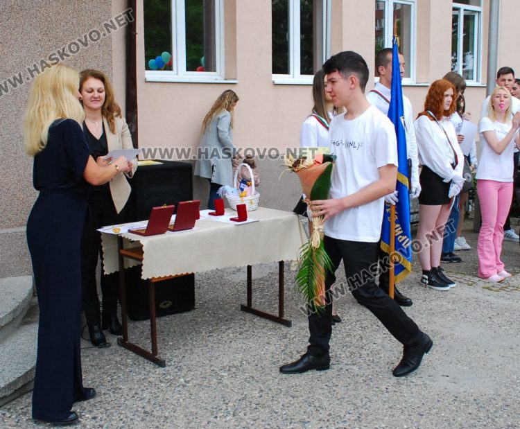 130 абитуриенти на Випуск 2023 в ПМГ-Хасково минаха по червения килим 