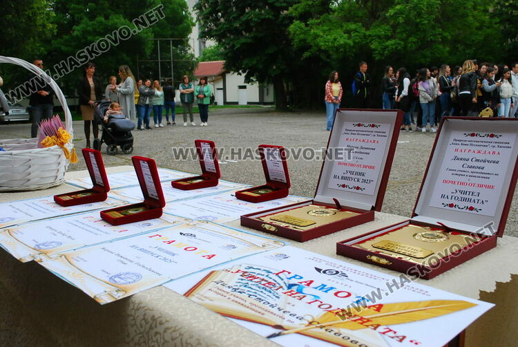 130 абитуриенти на Випуск 2023 в ПМГ-Хасково минаха по червения килим 