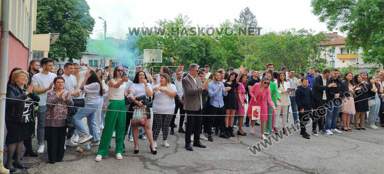 С послания за успехи ПГТ "Ал. Паскалев" изпрати своите зрелостници