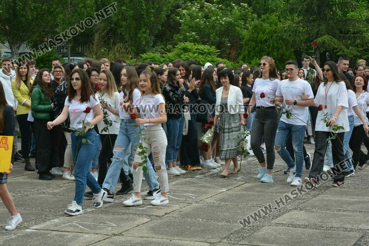 Нели Генова със Златаровска награда на Езиковата гимназия в Хасково