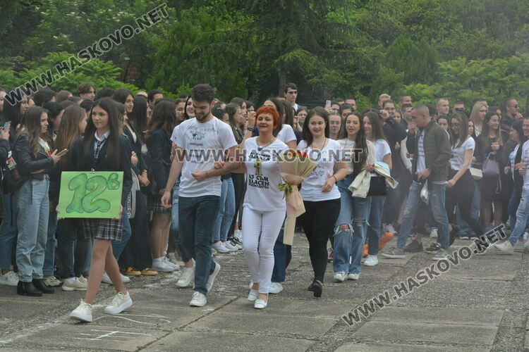 Нели Генова със Златаровска награда на Езиковата гимназия в Хасково