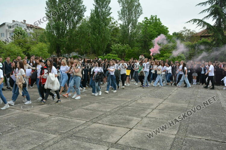 Нели Генова със Златаровска награда на Езиковата гимназия в Хасково