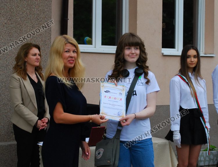 130 абитуриенти на Випуск 2023 в ПМГ-Хасково минаха по червения килим 