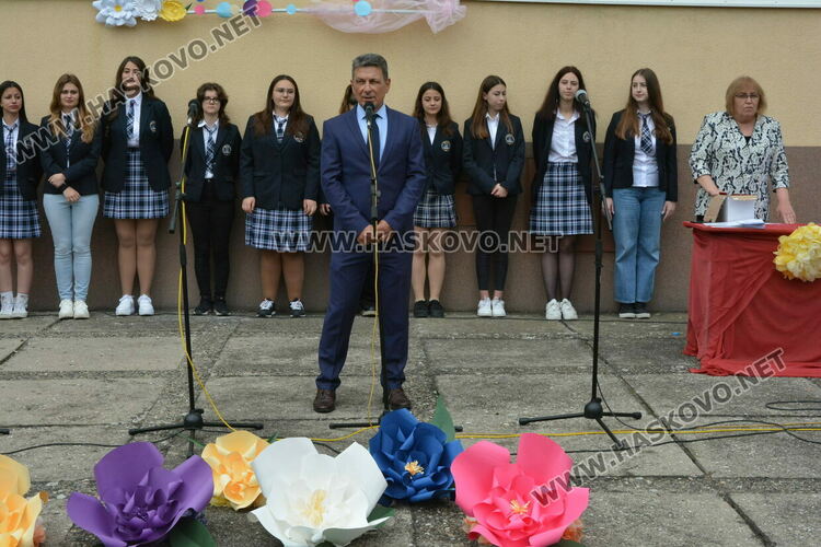 Нели Генова със Златаровска награда на Езиковата гимназия в Хасково