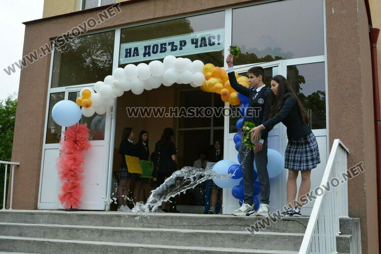 Нели Генова със Златаровска награда на Езиковата гимназия в Хасково