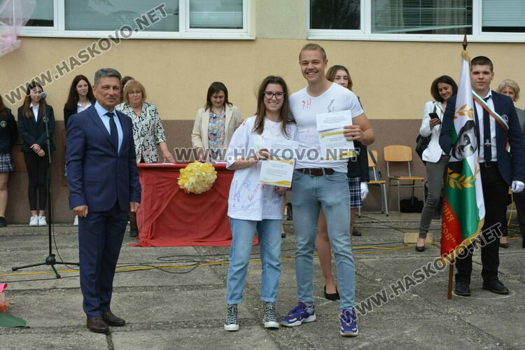 Нели Генова със Златаровска награда на Езиковата гимназия в Хасково