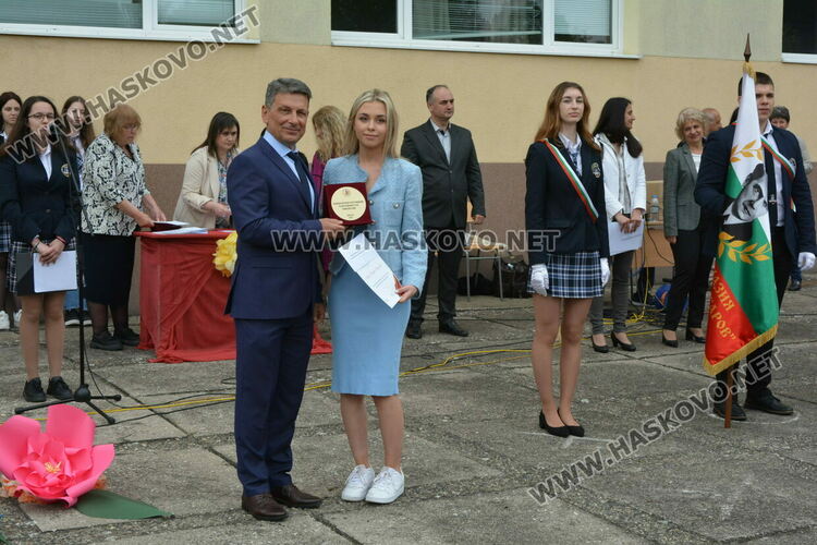 Нели Генова със Златаровска награда на Езиковата гимназия в Хасково