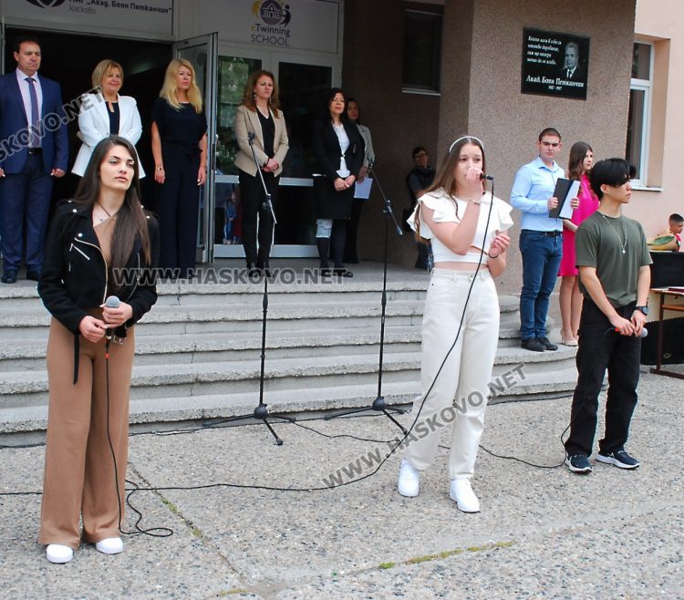 130 абитуриенти на Випуск 2023 в ПМГ-Хасково минаха по червения килим 