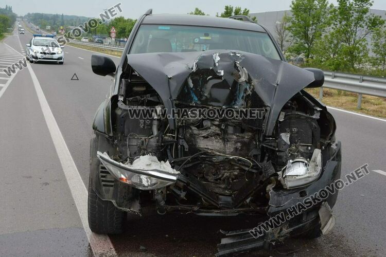 Джип се заби в трактор с инвентар до Бирената