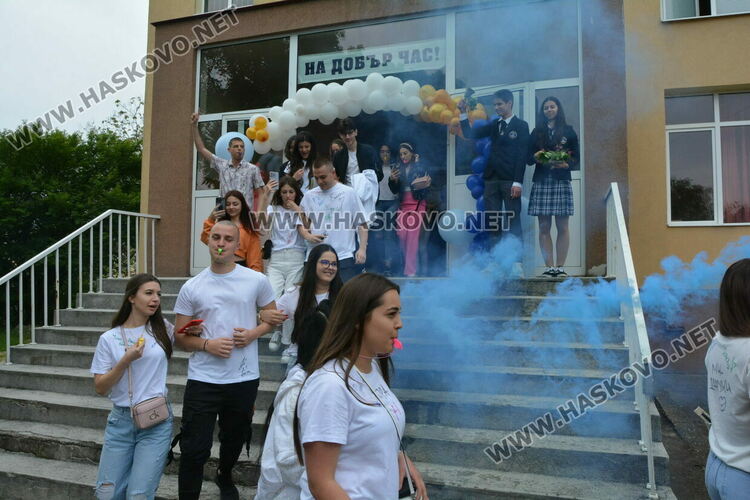 Нели Генова със Златаровска награда на Езиковата гимназия в Хасково