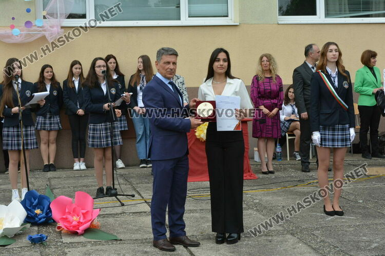 Нели Генова със Златаровска награда на Езиковата гимназия в Хасково